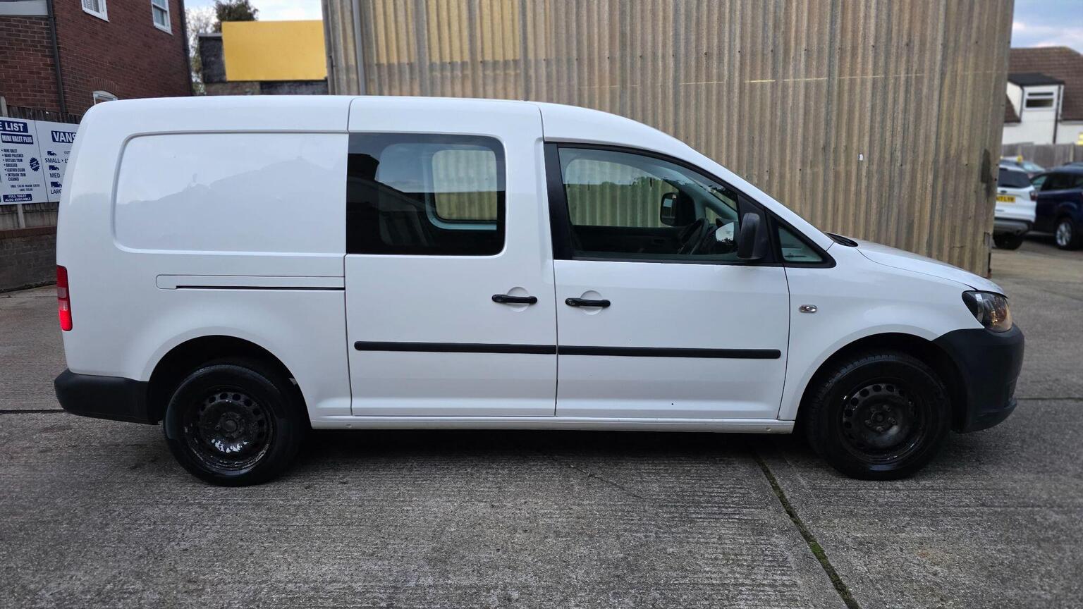 2013 Volkswagen CADDY MAXI 1.6 TDi C20 Maxi FWD 5dr, exterior view 3