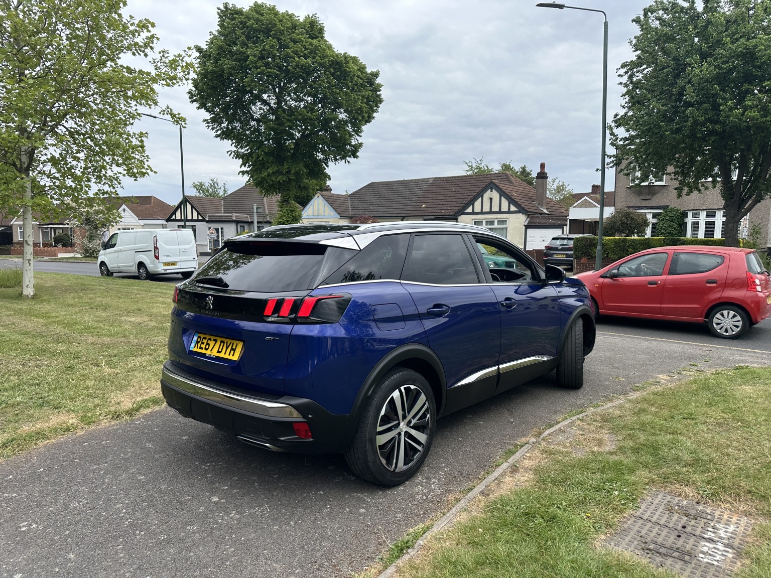 2017 Peugeot 3008 2.0 BlueHDi GT, exterior view 4