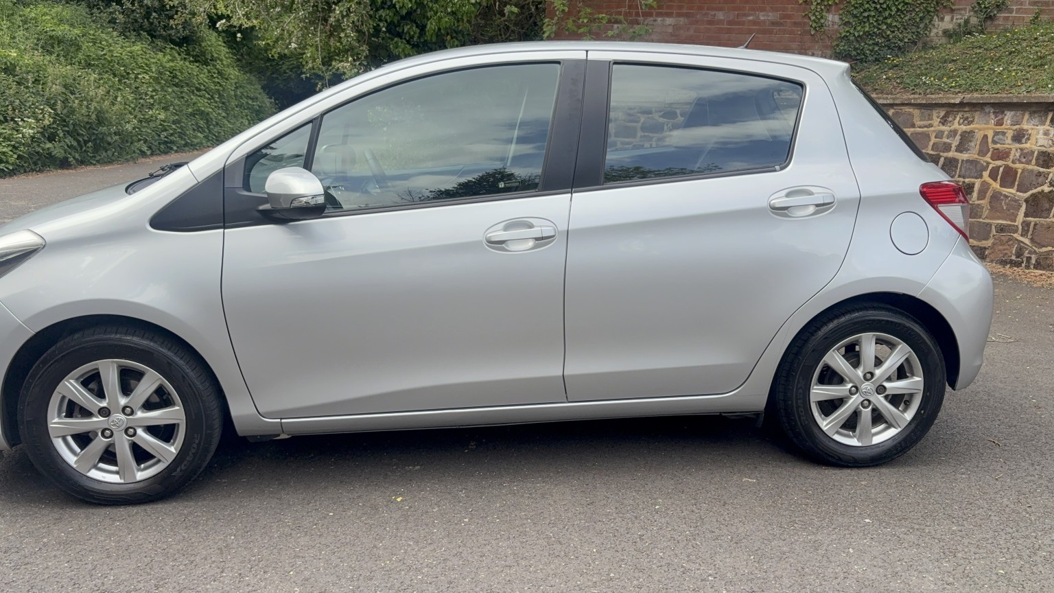 2012 Toyota YARIS 1.3 Dual VVT-i TR, exterior view 4