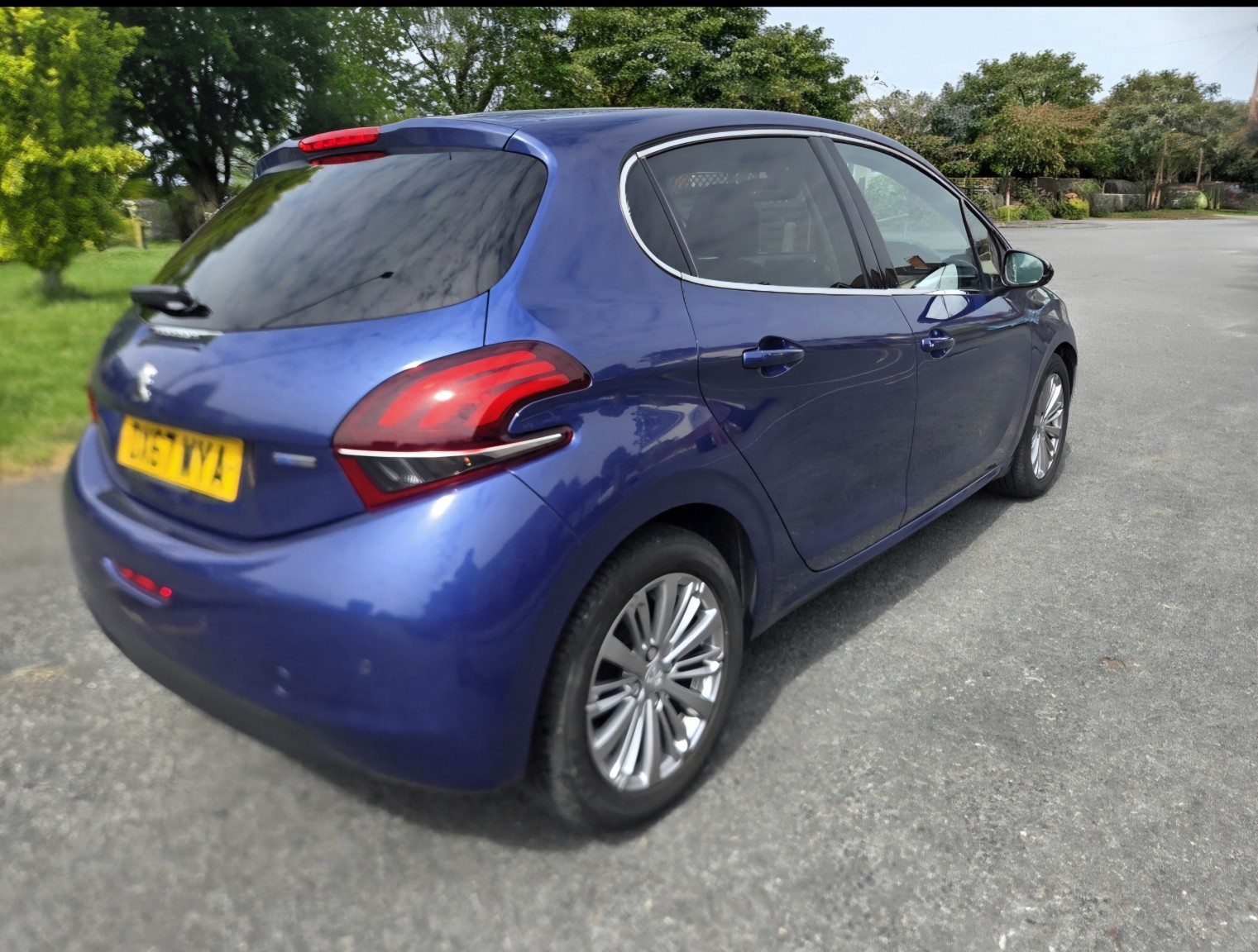 2017 Peugeot 208 1.2 PureTech Allure, exterior view 3