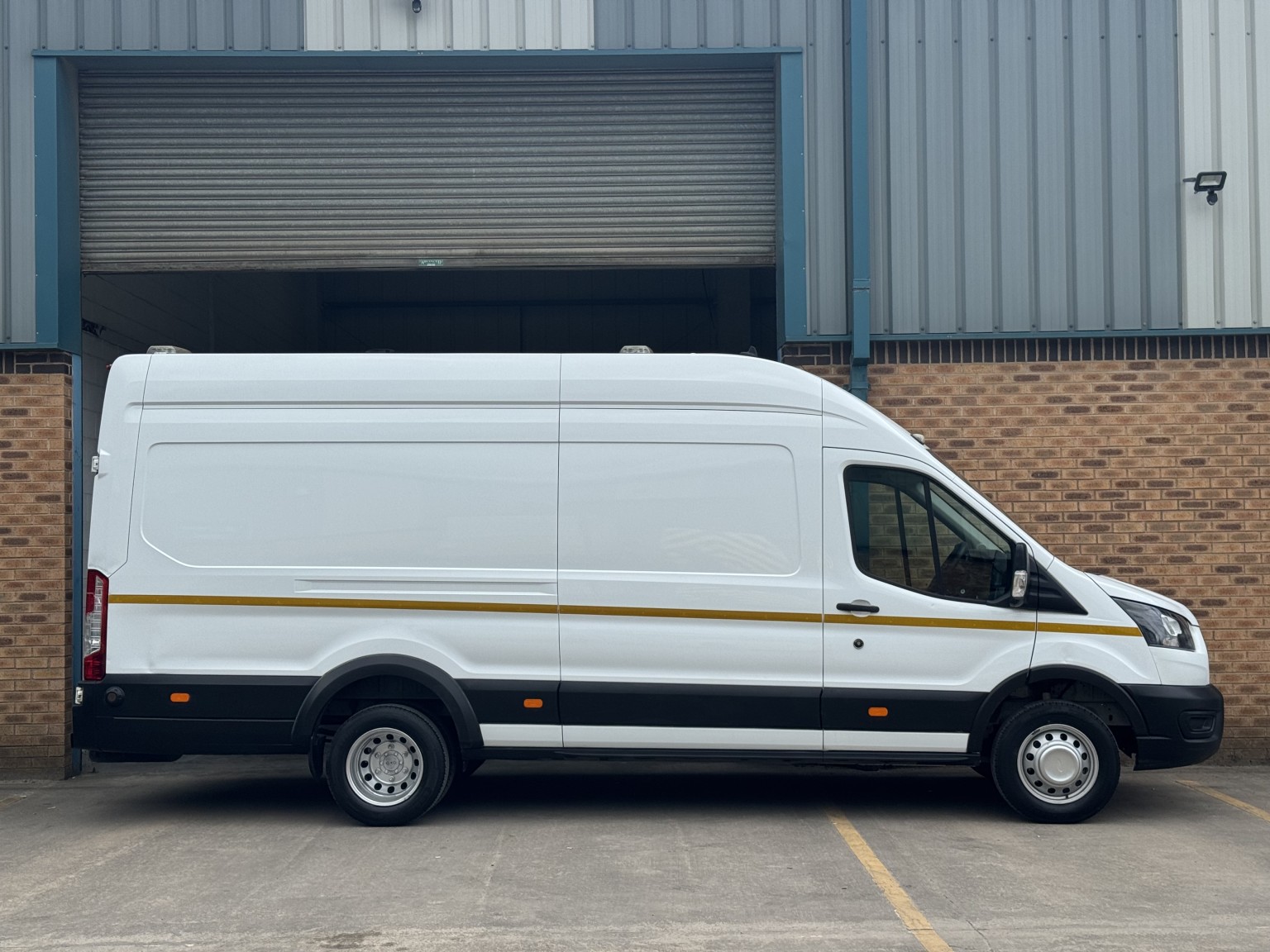 2020 Ford TRANSIT 2.0 350 EcoBlue Leader RWD L4 H3 Euro 6 (s/s) 5dr (DRW) XLWB TWIN REAR WHEEL, exterior view 4