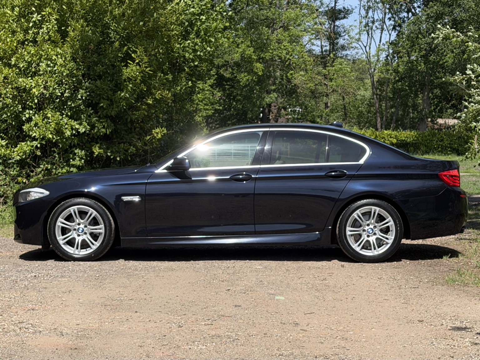 2012 BMW 5 SERIES 2.0 520d M Sport Saloon, exterior view 2