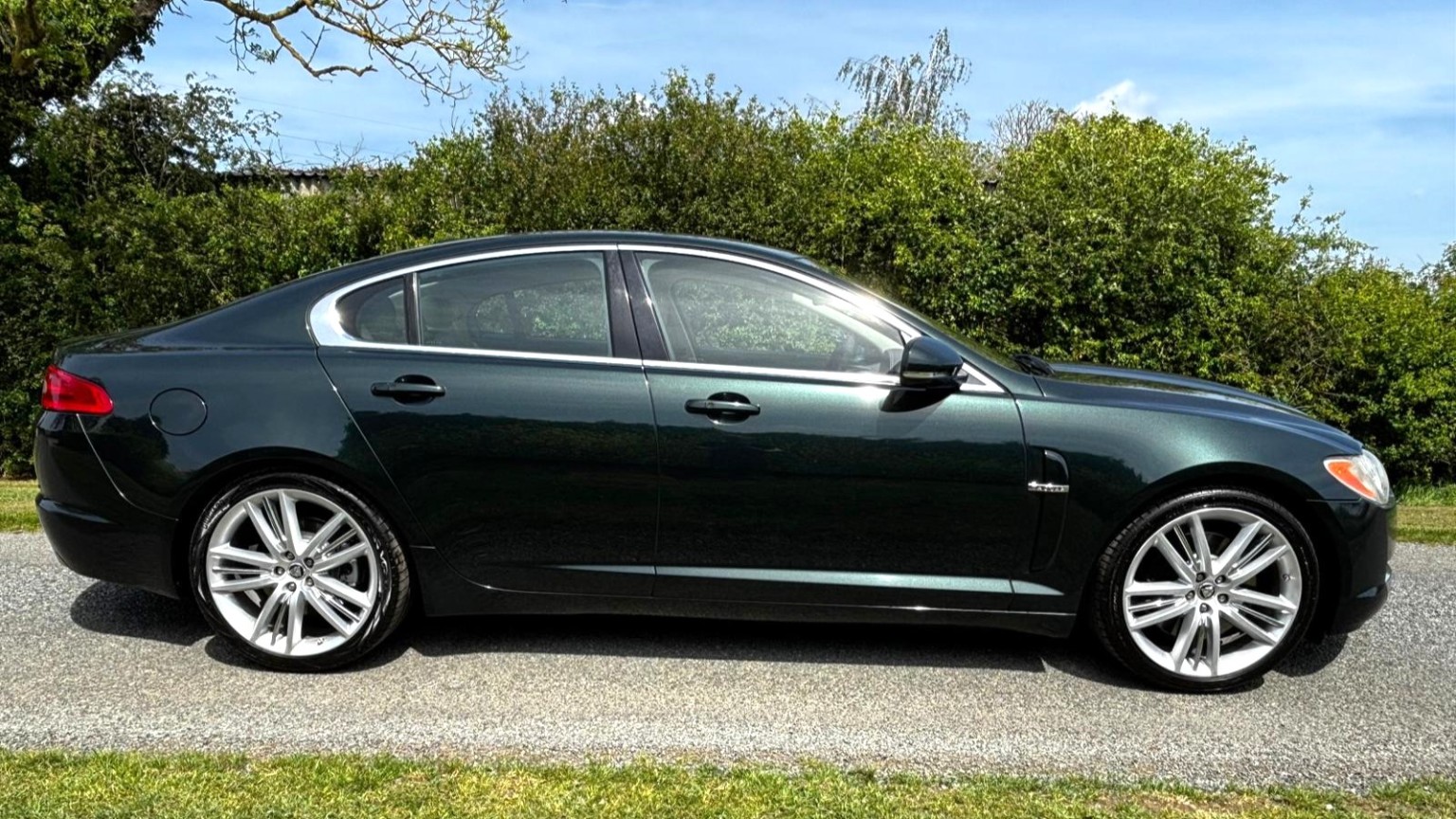 2009 Jaguar XF 5.0 V8 Portfolio, exterior view 3