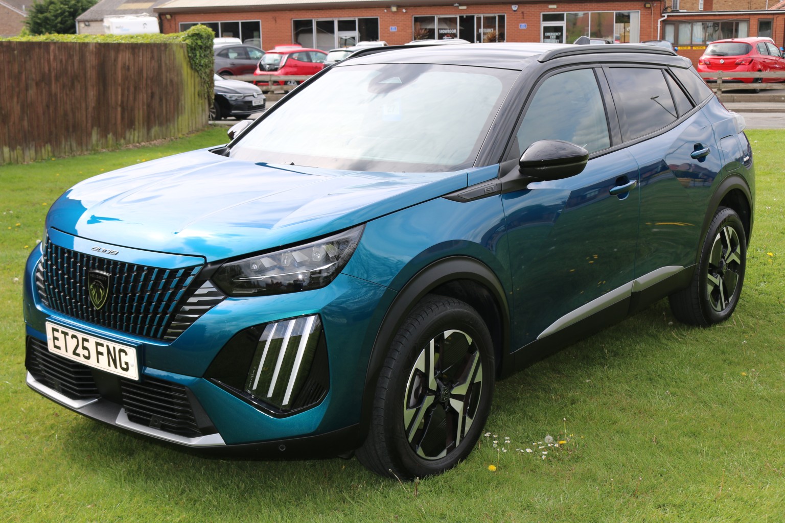 2025 Peugeot 2008 1.2 PureTech GT, exterior view 3