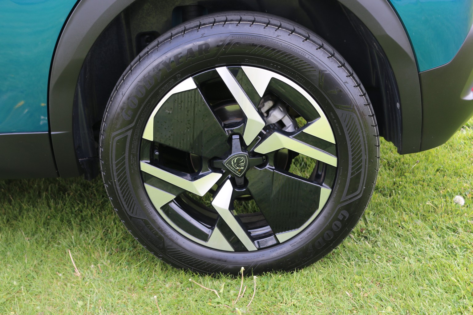 2025 Peugeot 2008 1.2 PureTech GT, exterior view 4