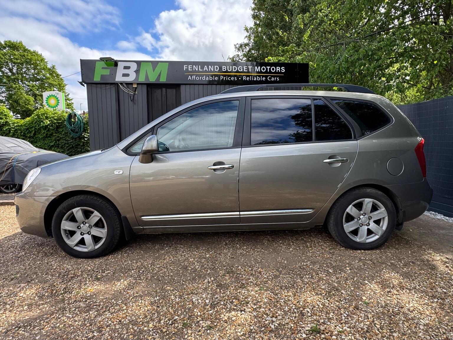 2009 Kia CARENS 2.0 CRDi GS 5dr, exterior view 2