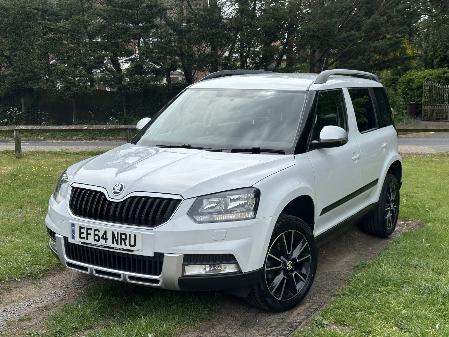 2015 Skoda YETI 2.0 TDI OUTDOOR SE 4X4 DSG, exterior view 2