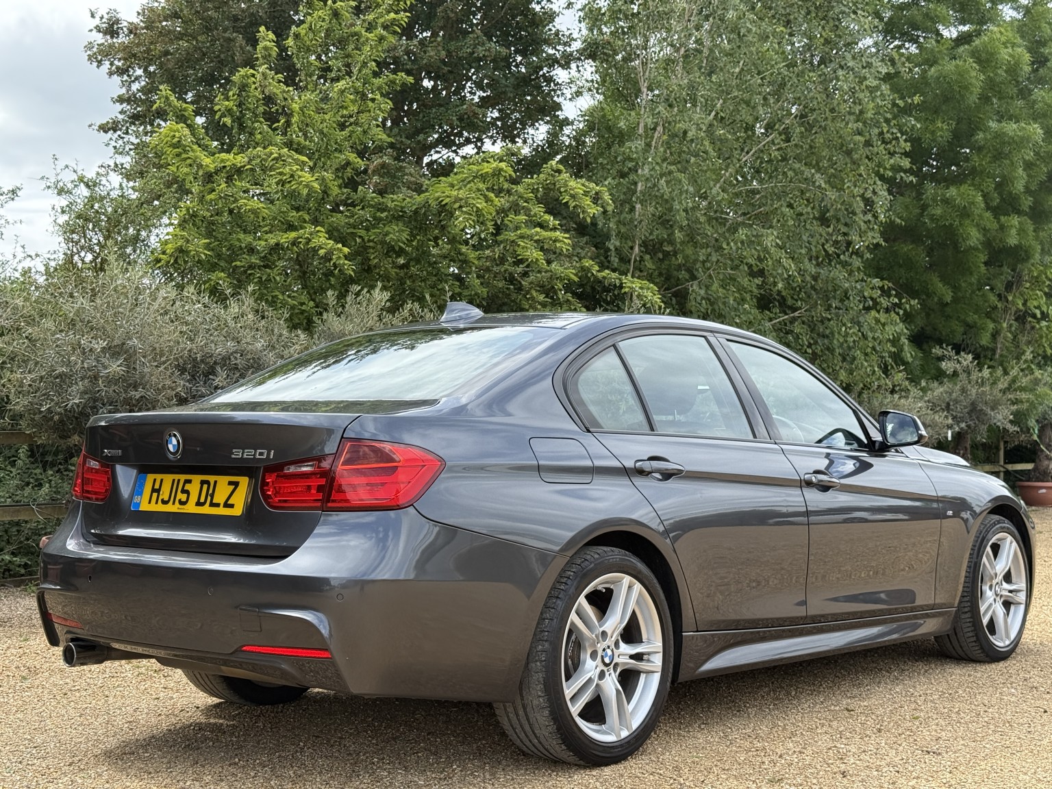 2015 BMW 3 SERIES 2.0 320i xDrive M Sport Saloon, exterior view 4