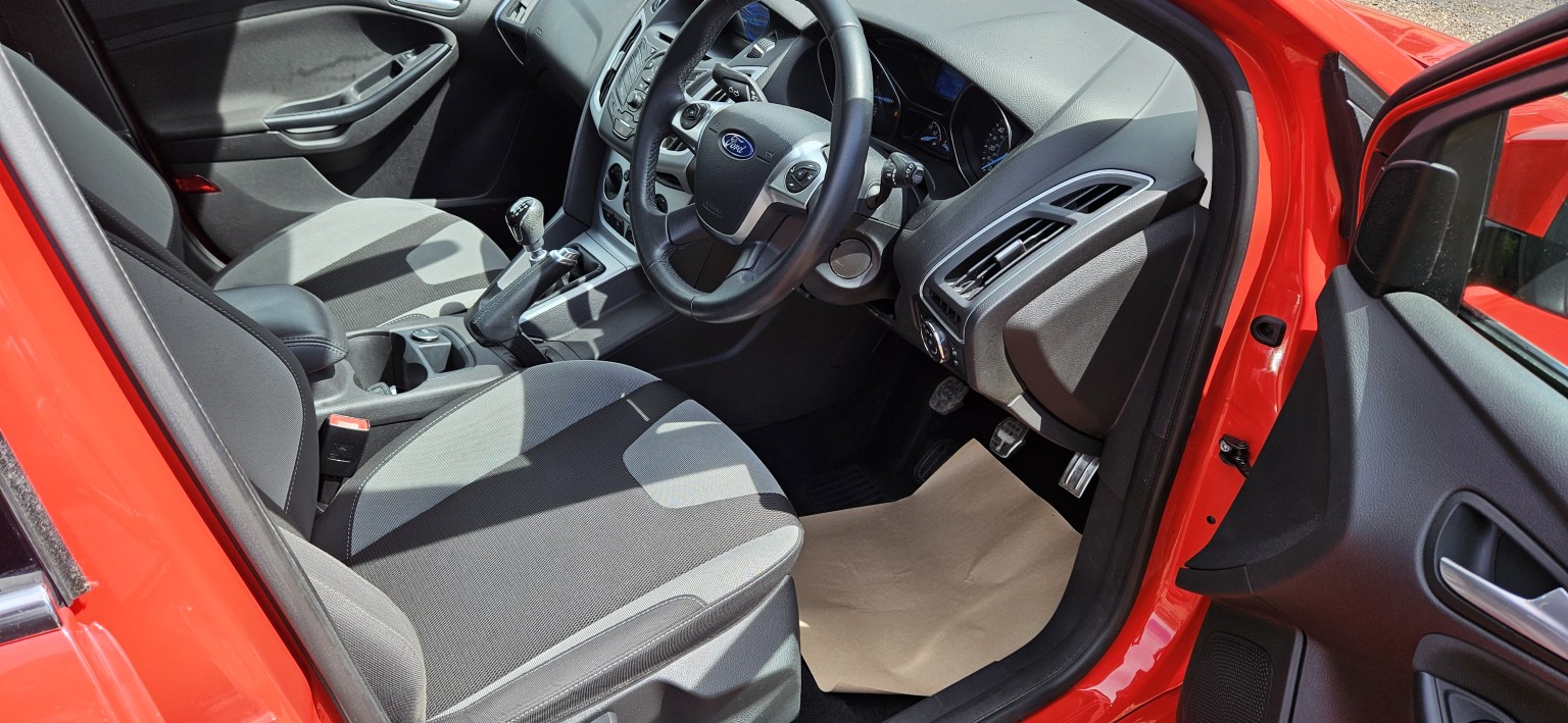 2014 Ford FOCUS 1.6 TDCi Zetec S, exterior view 3