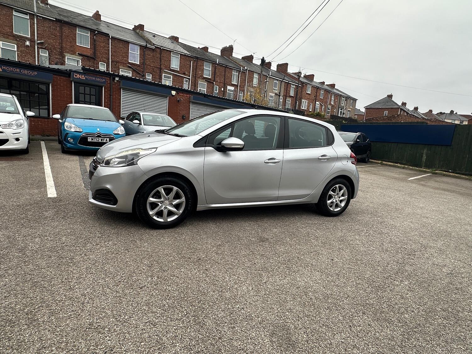 2015 Peugeot 208 1.2 PureTech Active, exterior view 4
