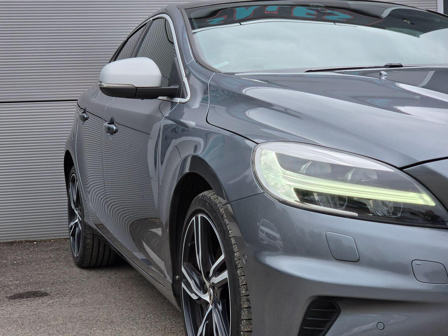2016 Volvo V40 2.0 D4 R-Design Pro Euro 6 (s/s) 5dr, exterior view 2