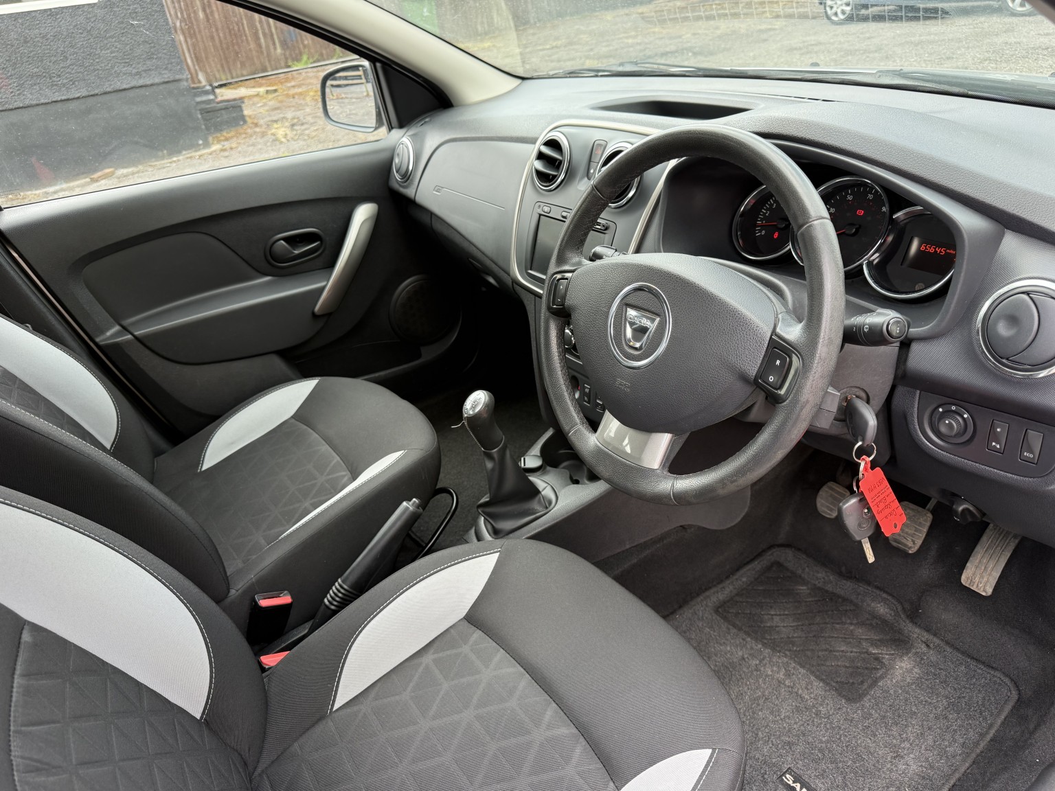 2014 Dacia SANDERO STEPWAY 1.5 dCi Laureate, exterior view 3