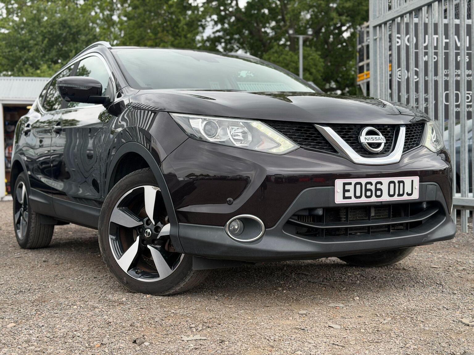 2016 Nissan QASHQAI 1.6 dCi N-Connecta XTRON 2WD Euro 6 (s/s) 5dr, exterior view 2