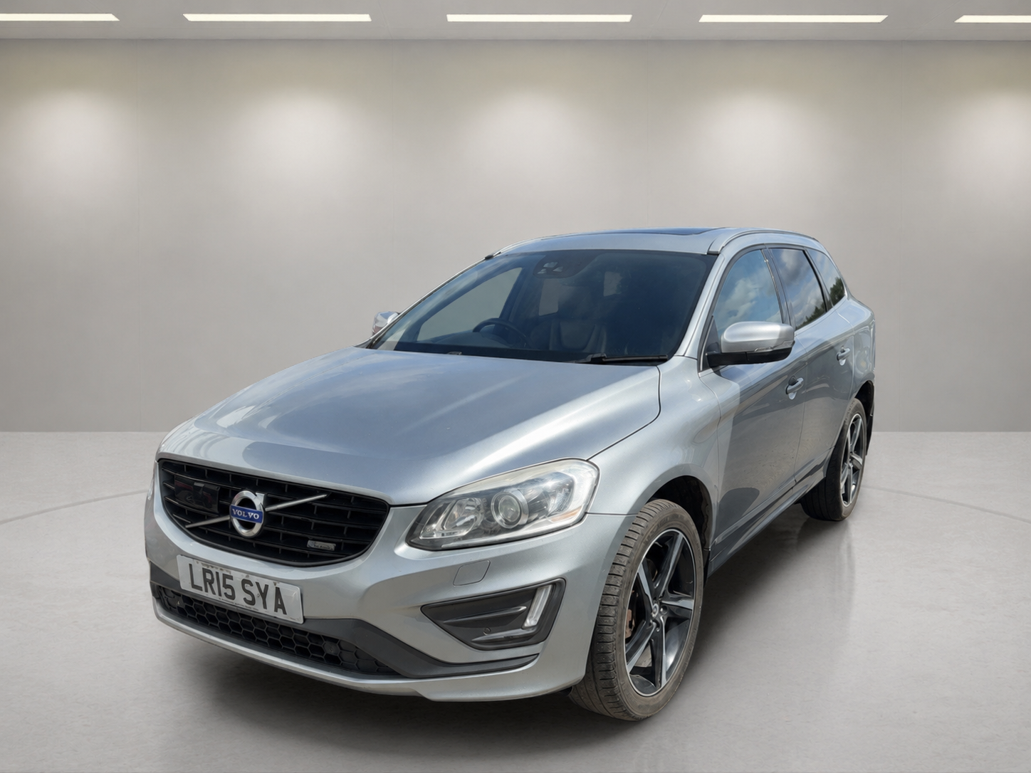 2015 VOLVO XC60 2.0 R-Design Lux D4 (181hp)