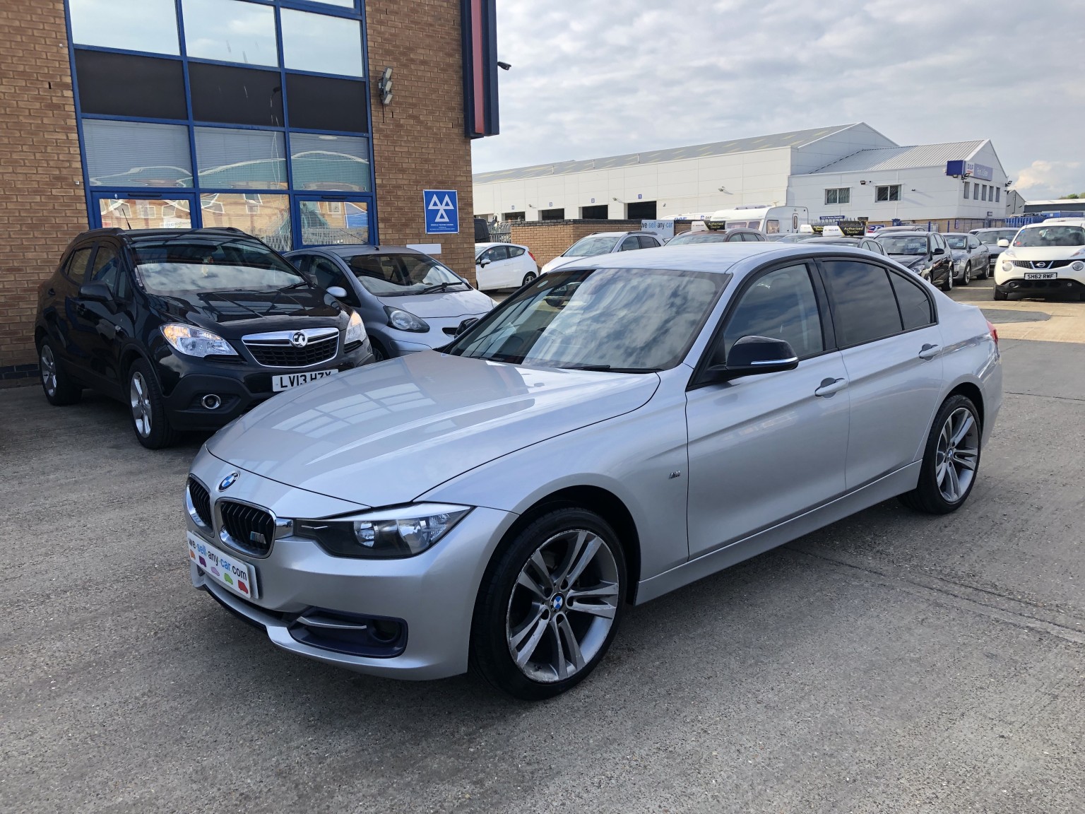 2014 BMW 3 SERIES 2.0 318d Sport Saloon, exterior view 3