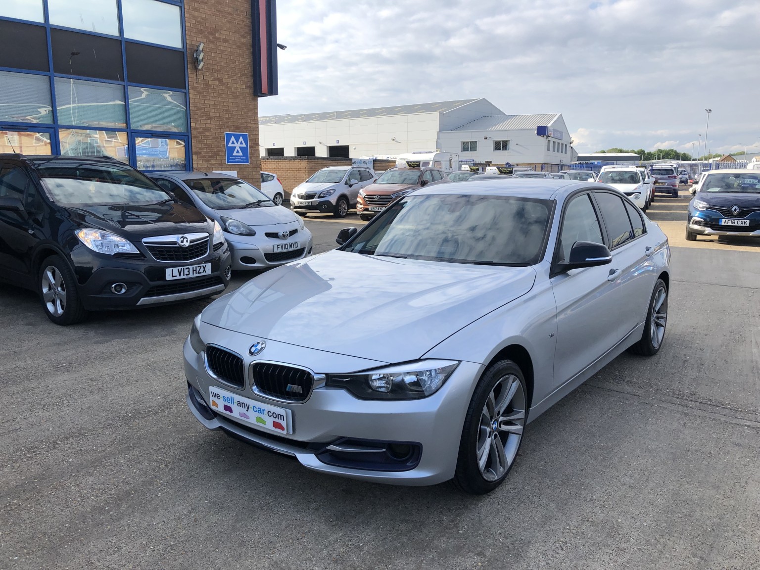 2014 BMW 3 SERIES 2.0 318d Sport Saloon, exterior view 4