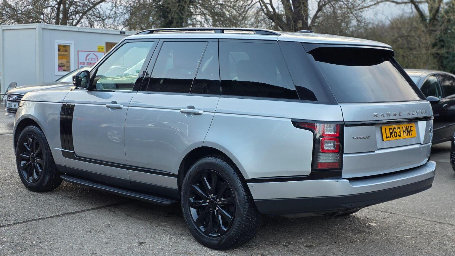 2013 Land Rover RANGE ROVER 3.0 TD V6 Vogue Auto 4WD Euro 5 (s/s) 5dr, exterior view 3