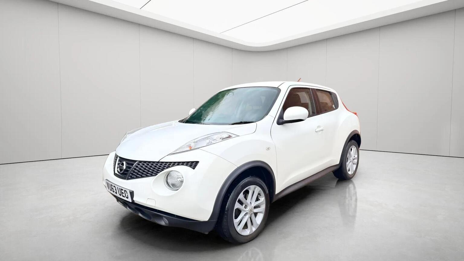 2013 Nissan JUKE 1.6 Acenta Euro 5 (s/s) 5dr, exterior view 2