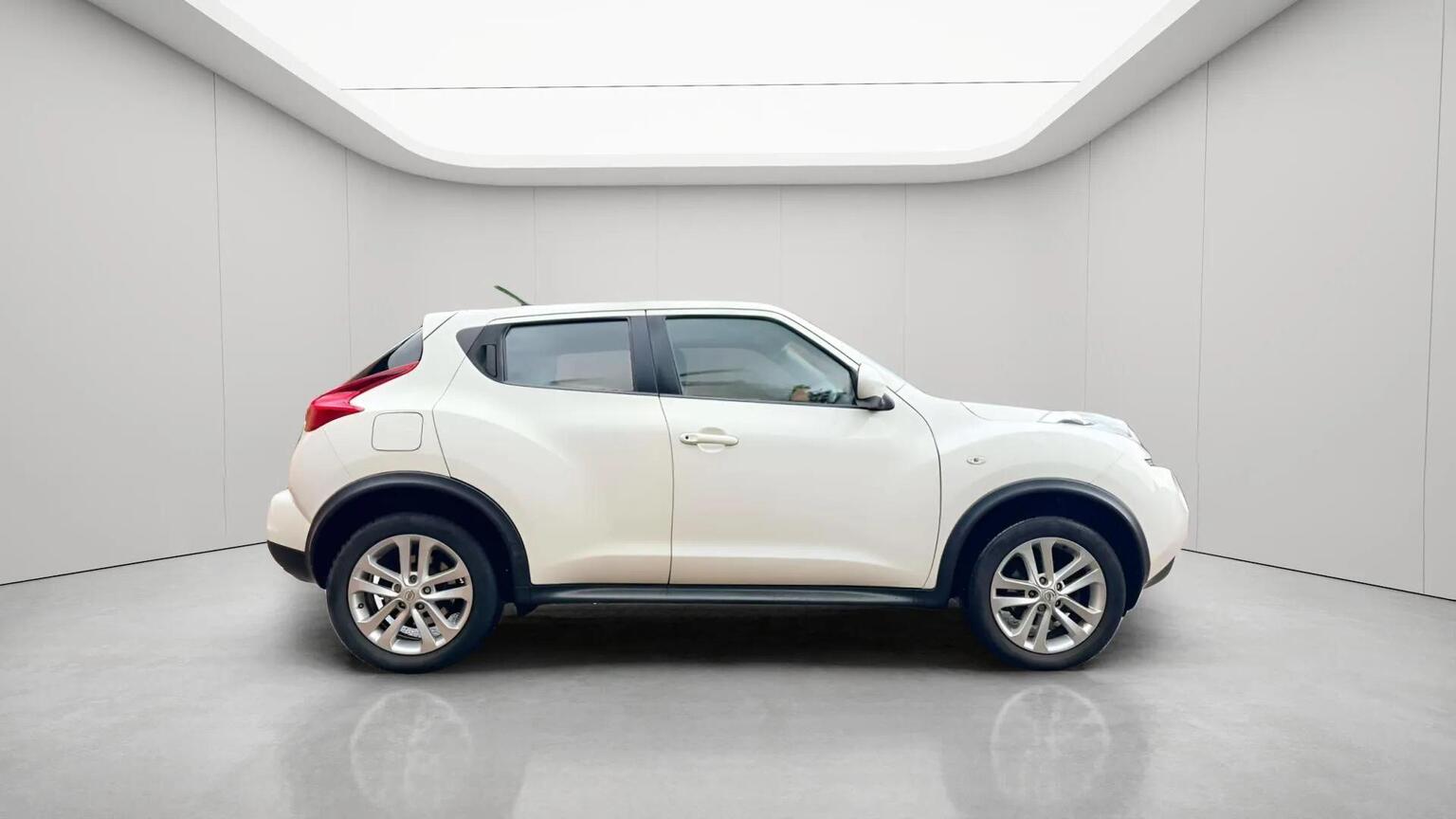 2013 Nissan JUKE 1.6 Acenta Euro 5 (s/s) 5dr, exterior view 4