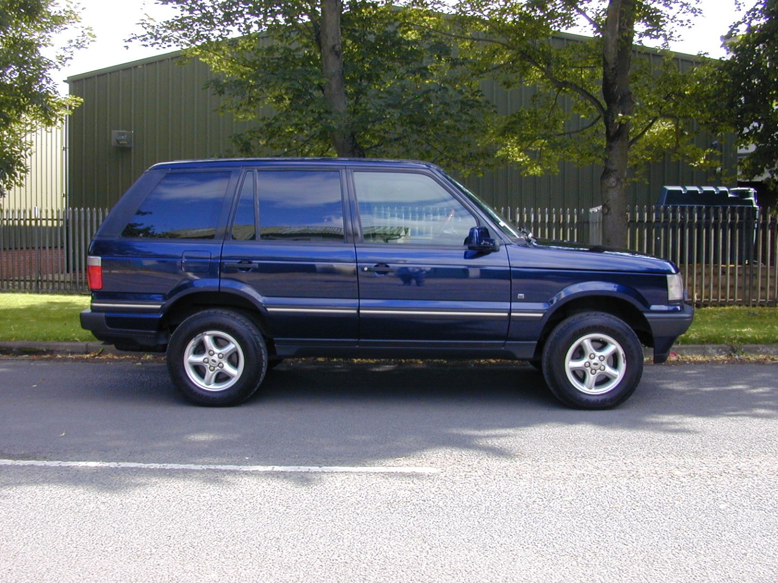2001 Land Rover RANGE ROVER Ref 8733 - Range Rover P38 4.0 SE Auto - (RHD - Ex Japan), exterior view 2