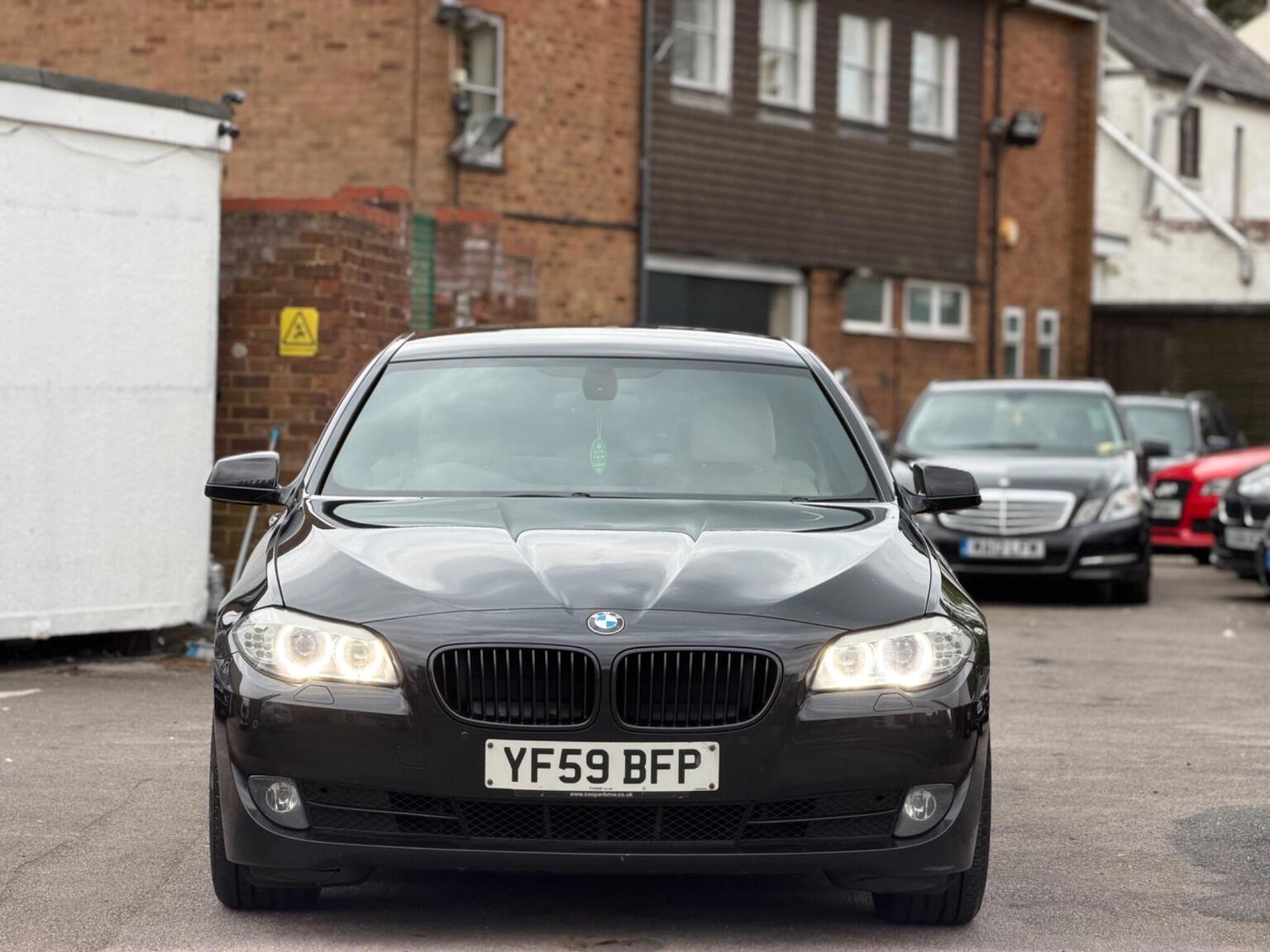 2010 BMW 5 SERIES 3.0 530d SE Steptronic Euro 5 4dr, exterior view 4