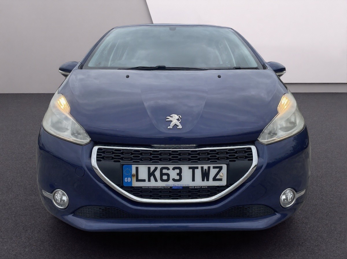 2013 Peugeot 208 1.2 VTi Active, exterior view 2