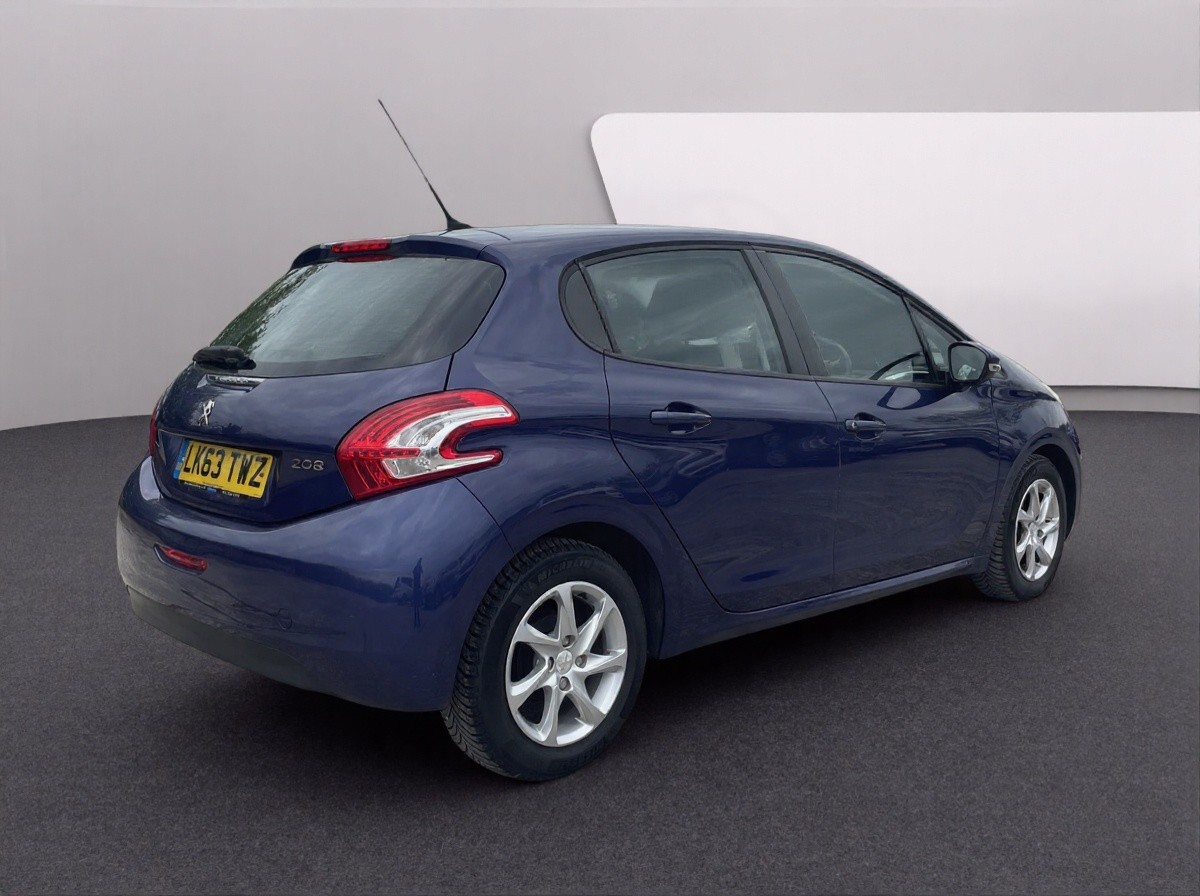 2013 Peugeot 208 1.2 VTi Active, exterior view 4