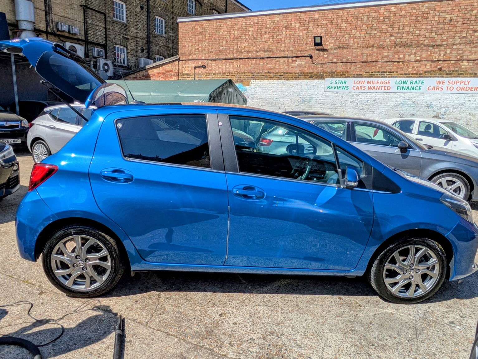 2014 Toyota YARIS 1.3 Dual VVT-i Excel, exterior view 3