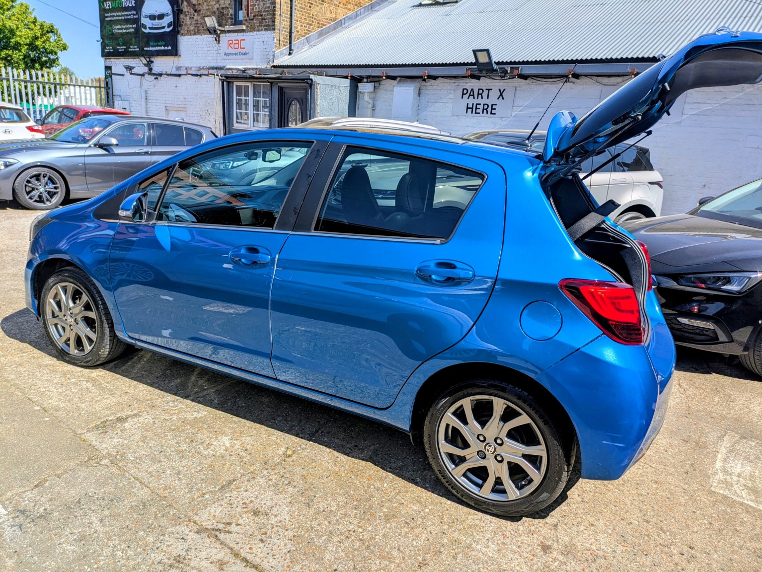2014 Toyota YARIS 1.3 Dual VVT-i Excel, exterior view 4
