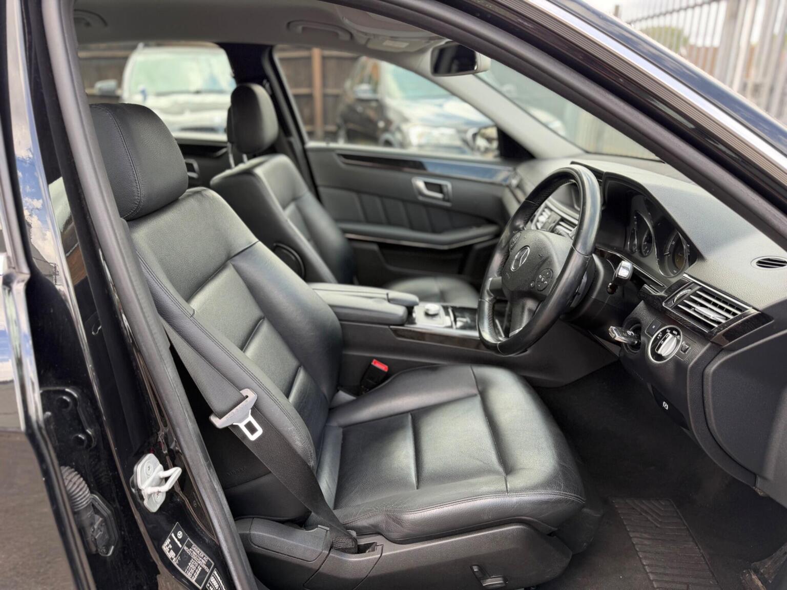 2011 Mercedes-Benz E CLASS 2.1 E220 CDI BlueEfficiency Executive SE G-Tronic+ Euro 5 (s/s) 4dr, exterior view 4