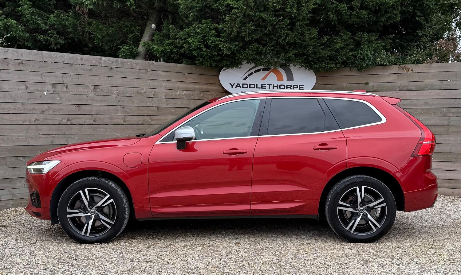 2019 Volvo XC60 2.0 R-Design T8 Twin Engine AWD, exterior view 2