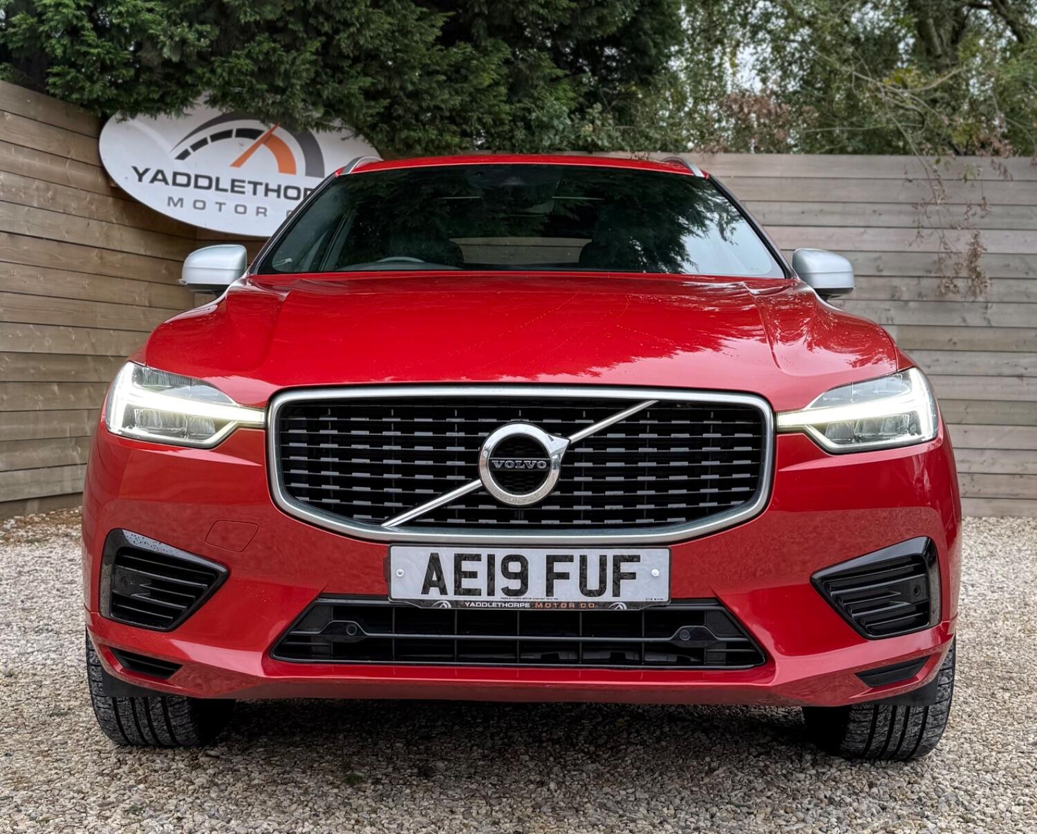 2019 Volvo XC60 2.0 R-Design T8 Twin Engine AWD, exterior view 3